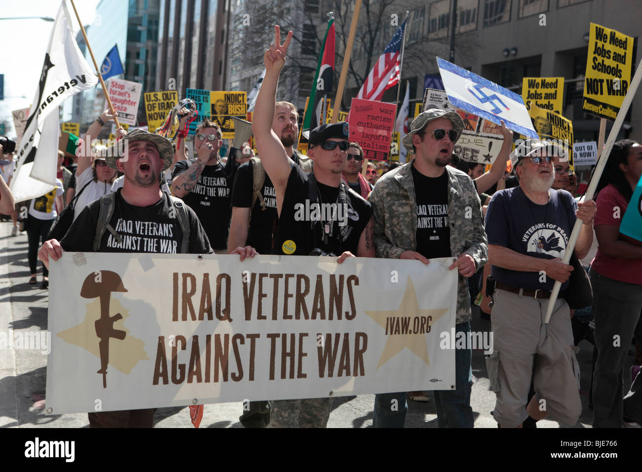 Vétérans d'Irak contre la guerre marchant avec signe de protestation anti-guerre. Marche sur Washington. 20 mars, 2010 Banque D'Images