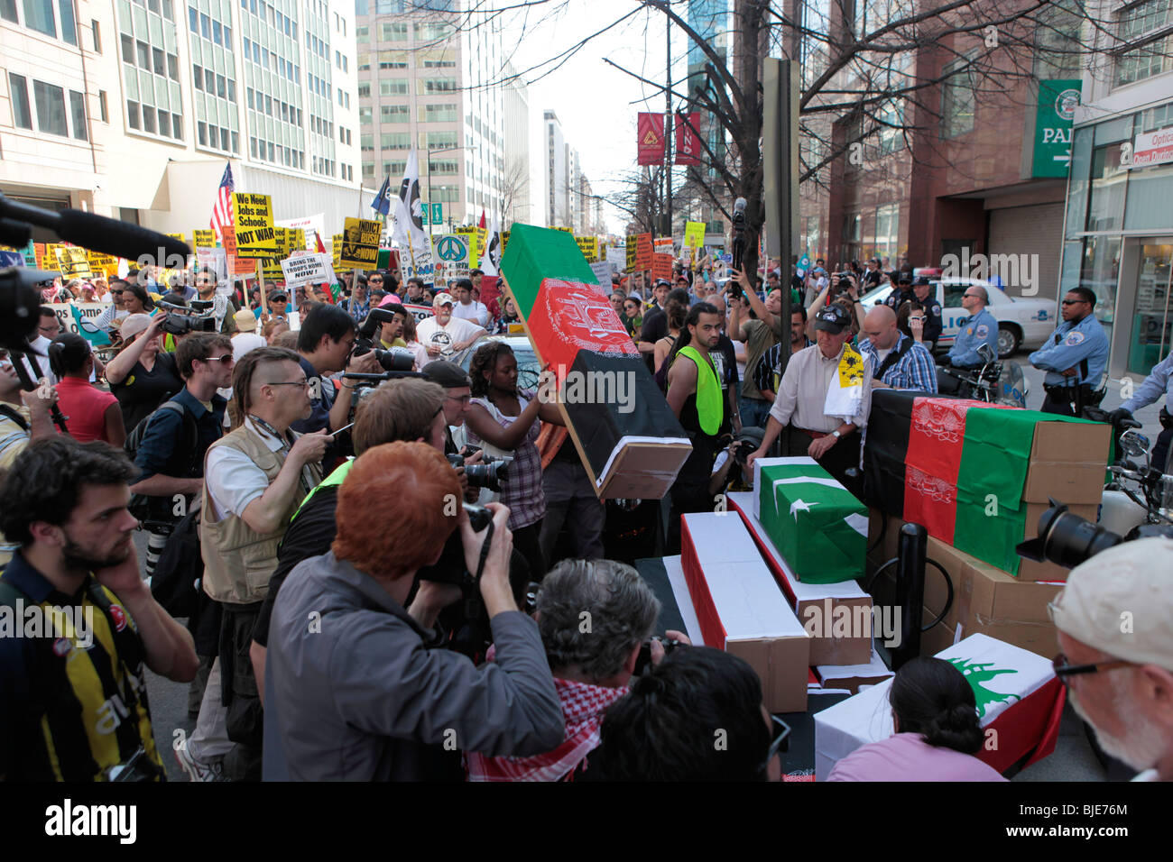Les cercueils d'empilage en face de l'immeuble d'Halliburton. Manifestation anti-guerre. Marche sur Washington. 20 mars, 2010 Banque D'Images
