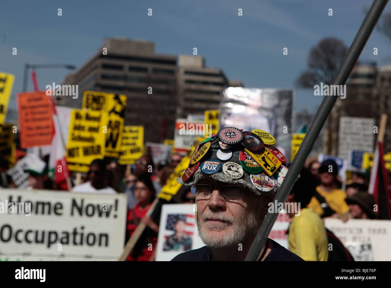 Anciens combattants pour la paix l'homme dans son 60s avec chapeau rempli de pins. Manifestation anti-guerre. Marche sur Washington. 20 mars, 2010 Banque D'Images