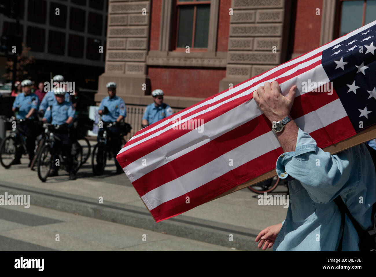 Manifestant porte drapeau américain cercueil drapé passé police. Manifestation anti-guerre. Marche sur Washington. 20 mars, 2010 Banque D'Images