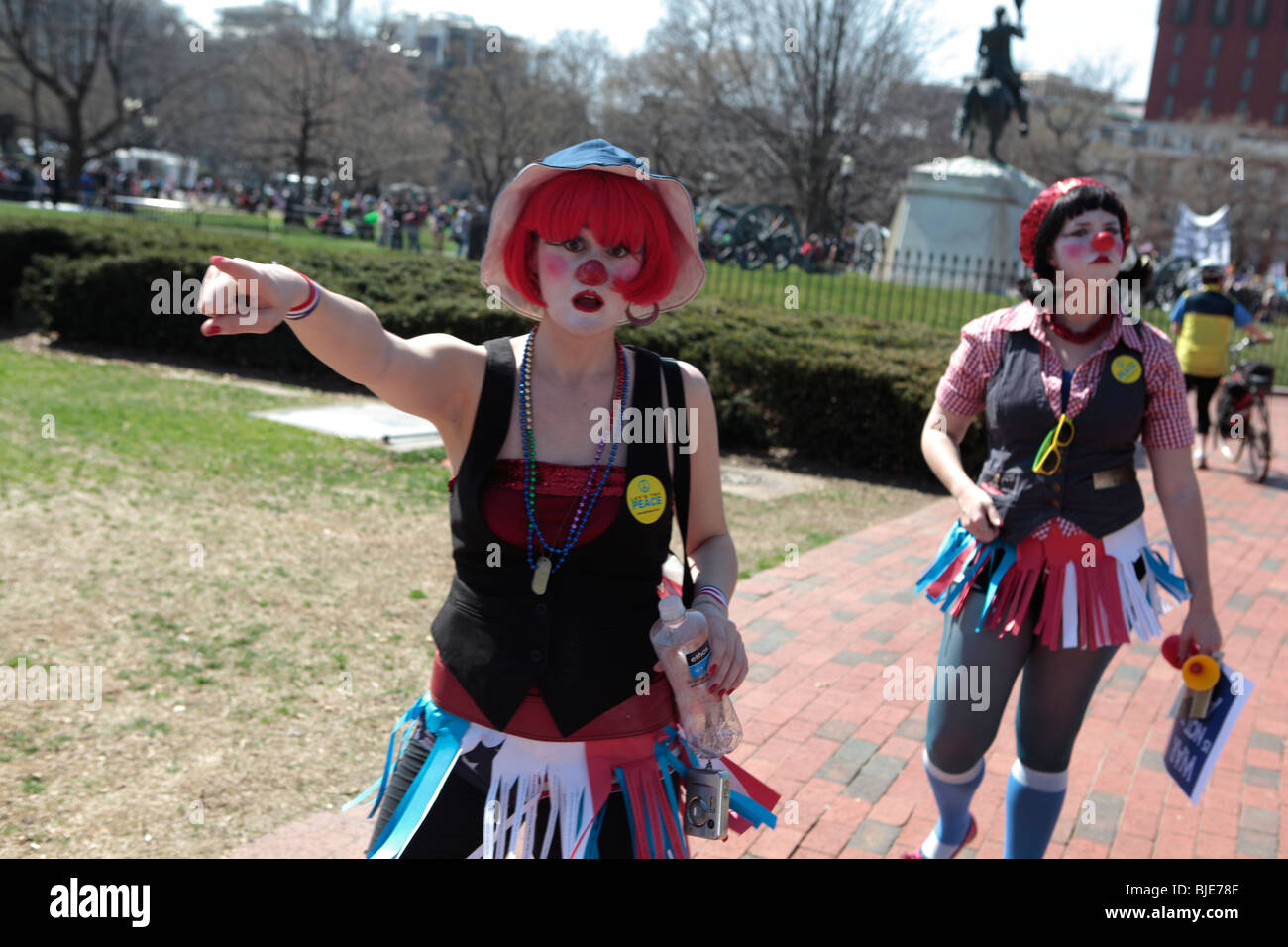 Les militants de clown Lafayette Square Park. Manifestation anti-guerre. Marche sur Washington. 20 mars, 2010 Banque D'Images