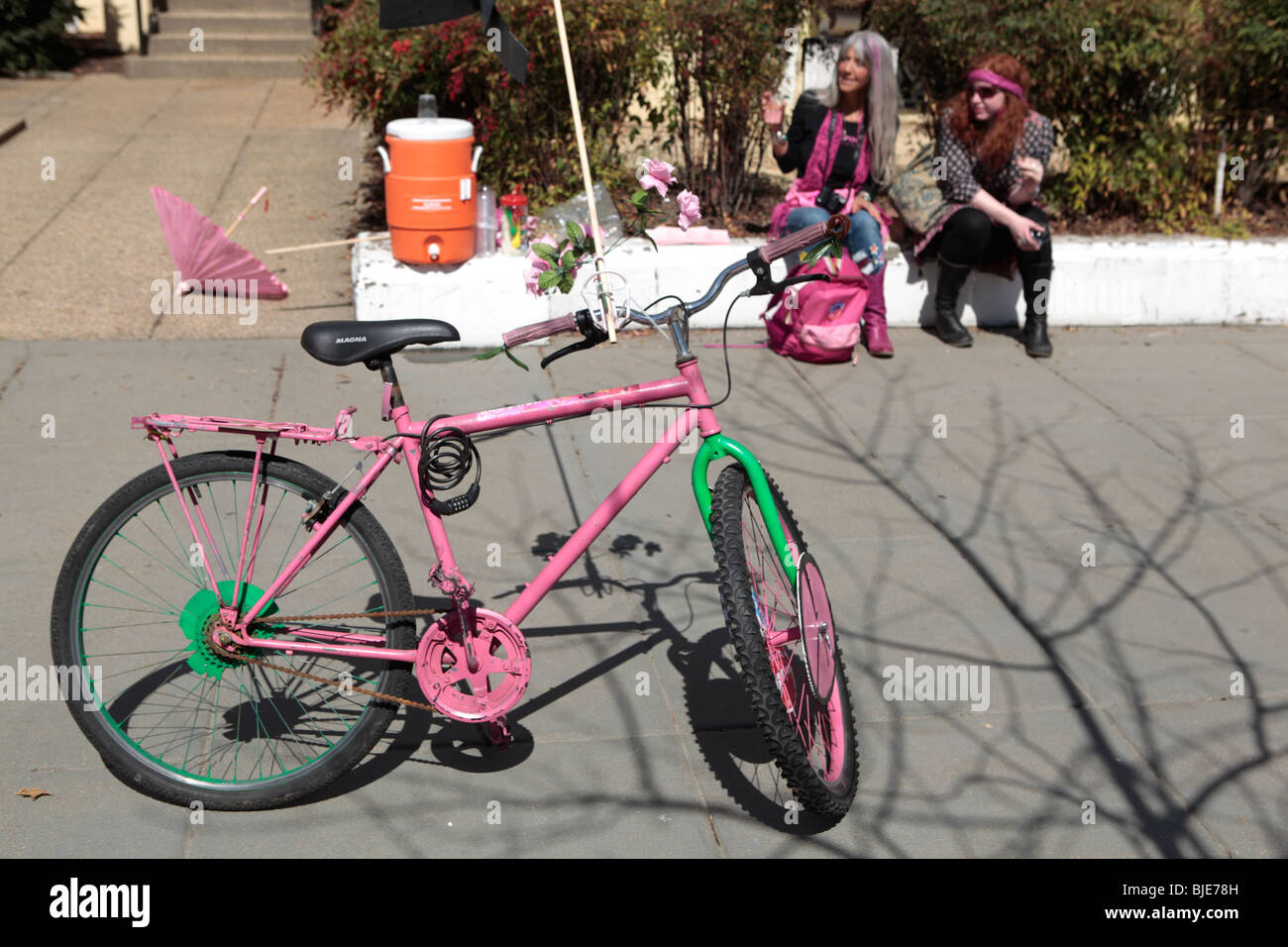 Un vélo rose garée près de Code Pink militants. Manifestation anti-guerre. Marche sur Washington. 20 mars, 2010 Banque D'Images