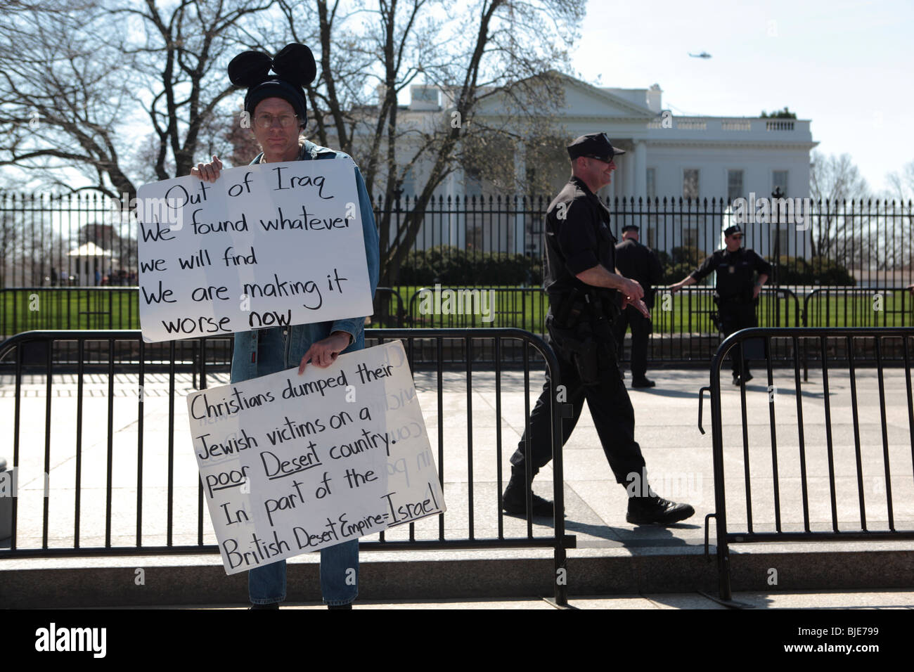 Homme portant des oreilles de Mickey Mouse pour protester devant la Maison Blanche. La police. Manifestation anti-guerre. Marche sur Washington. 20 mars, 2010 Banque D'Images