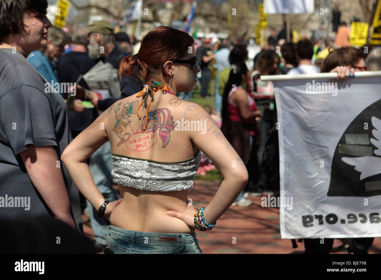Femme avec des tatouages de guerre dans le parc Lafayette. Manifestation anti-guerre. Marche sur Washington. 20 mars, 2010 Banque D'Images