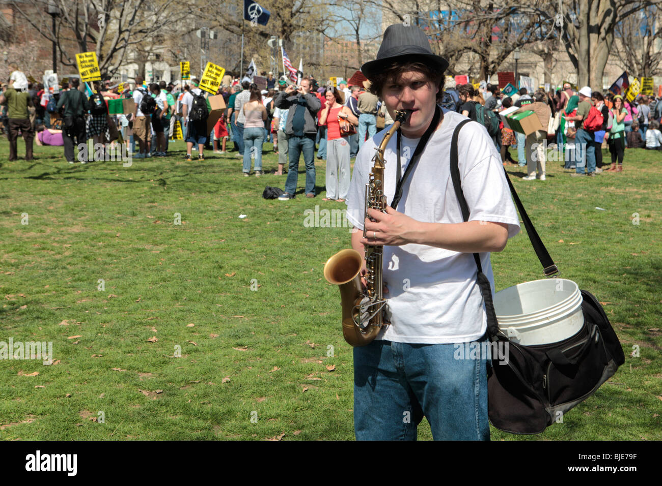 Street musician playing, 'Où vont les fleurs gone' au saxophone à Lafayette Square Park. Manifestation anti-guerre. Marche sur Washington. 20 mars, 2010 Banque D'Images