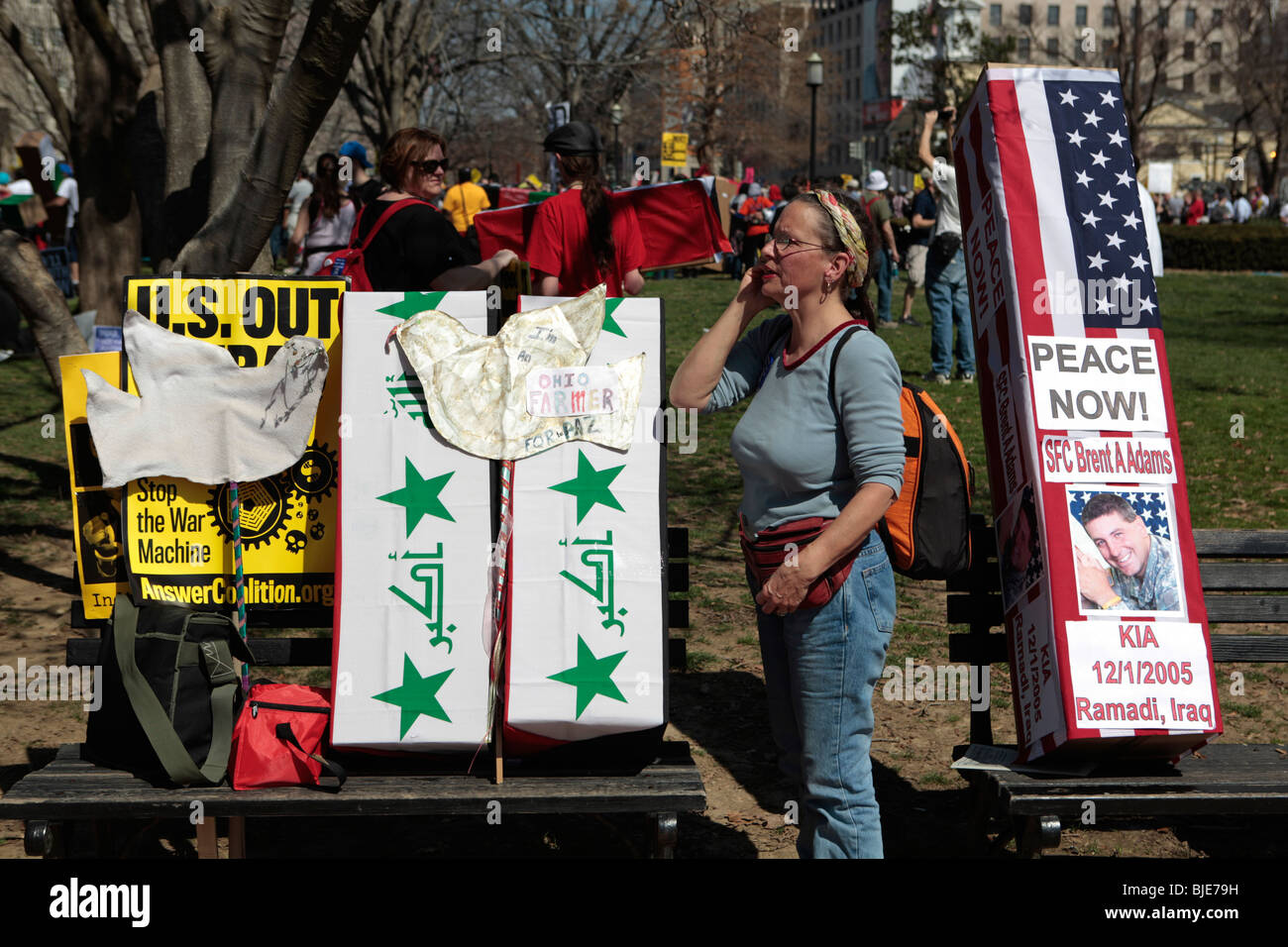 Femme drapée du drapeau avec les cercueils. Le parc Lafayette. Manifestation anti-guerre. Marche sur Washington. 20 mars, 2010 Banque D'Images