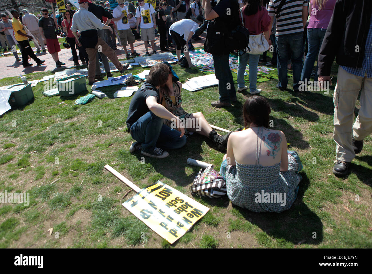 Couple dans le parc Lafayette avant de protestation anti-guerre. Marche sur Washington. 20 mars, 2010 Banque D'Images