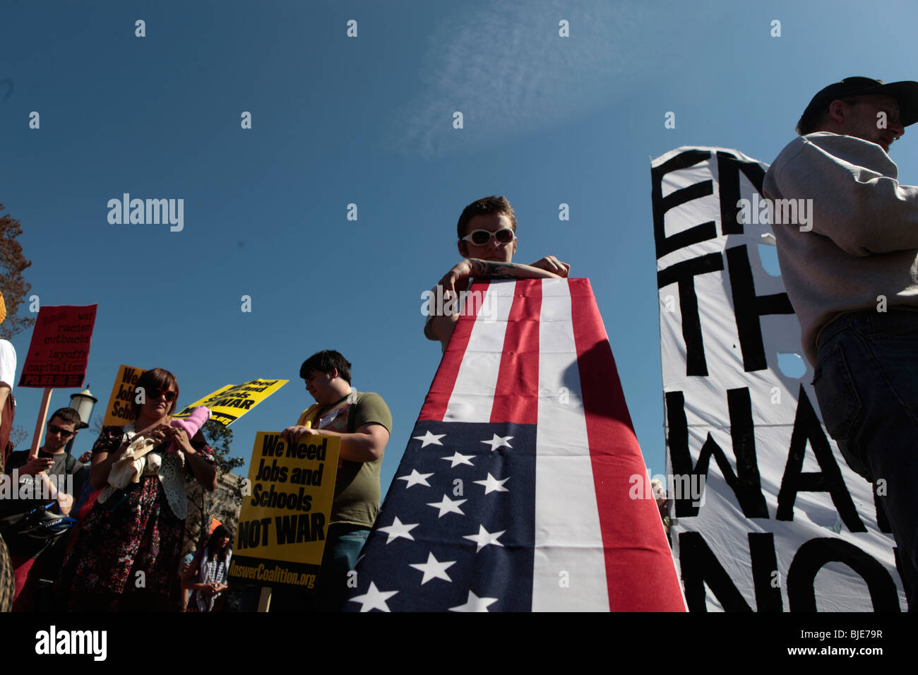 Manifestant avec drapeau symbole cercueil drapé. 'Fin la guerre des signes de protestation anti-guerre. Marche sur Washington. 20 mars, 2010 Banque D'Images