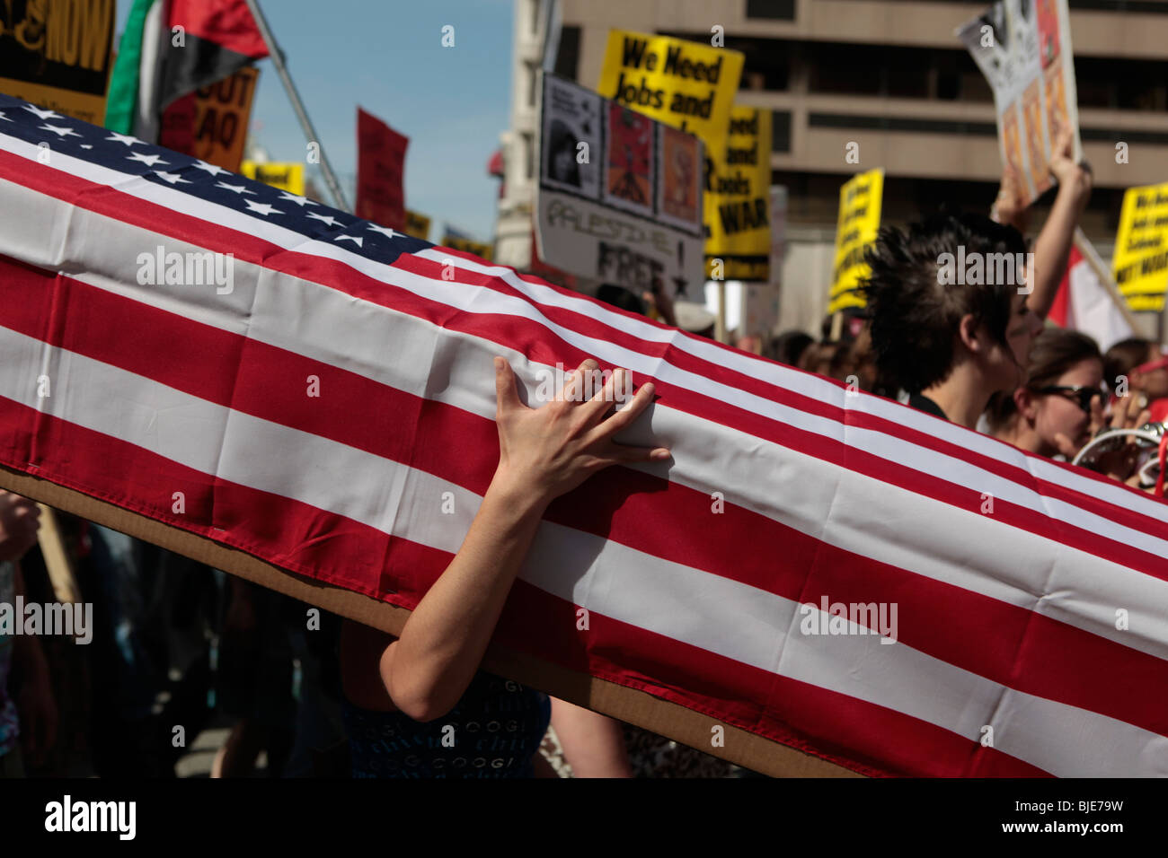 Manifestant porte un drapeau en carton drapés cercueil. Manifestation anti-guerre. Marche sur Washington. 20 mars, 2010 Banque D'Images