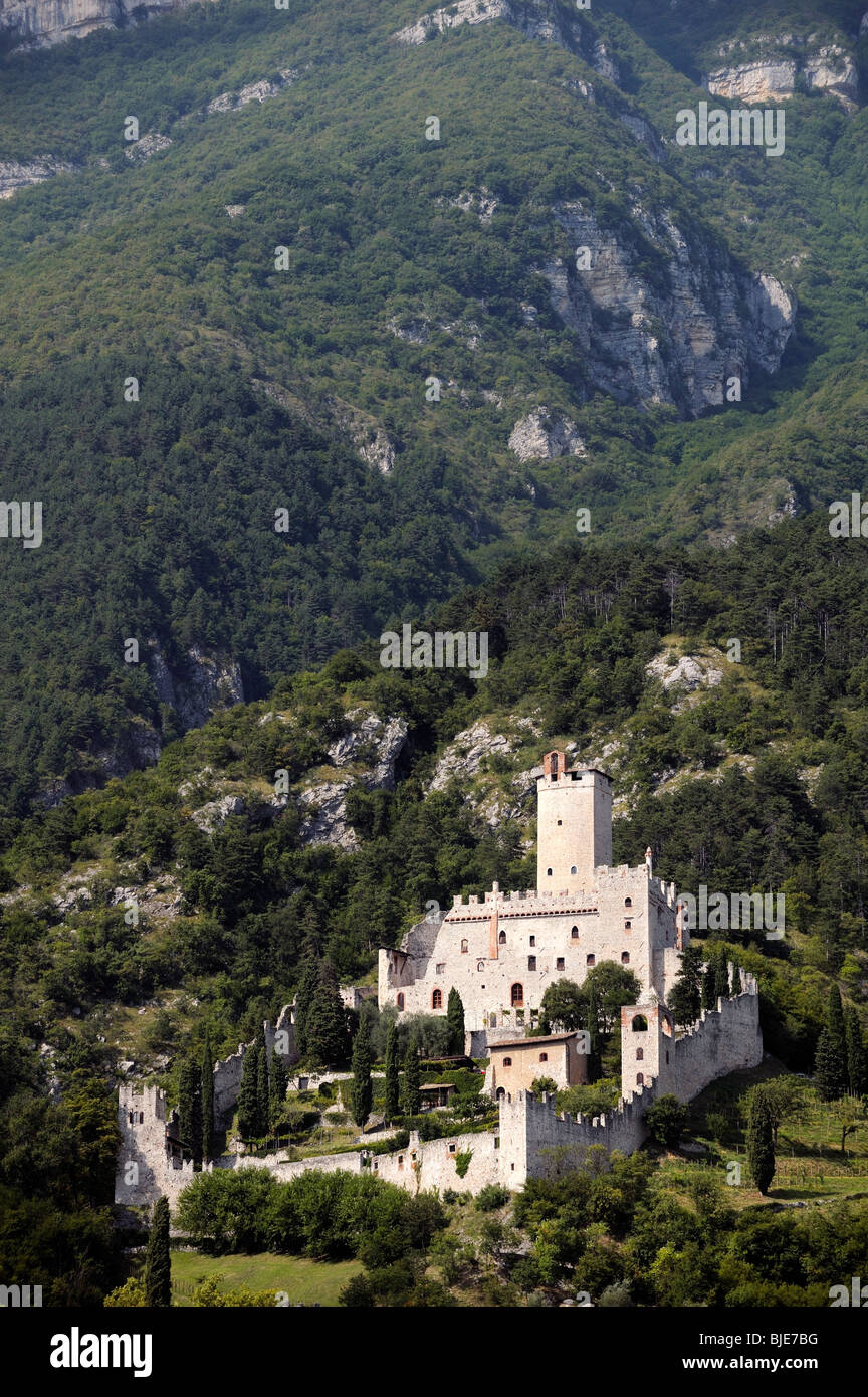Castello di Sabbionara château médiéval de Avio dans le Sud Tyrol, Trentino Alto Adige, région de l'Italie Banque D'Images