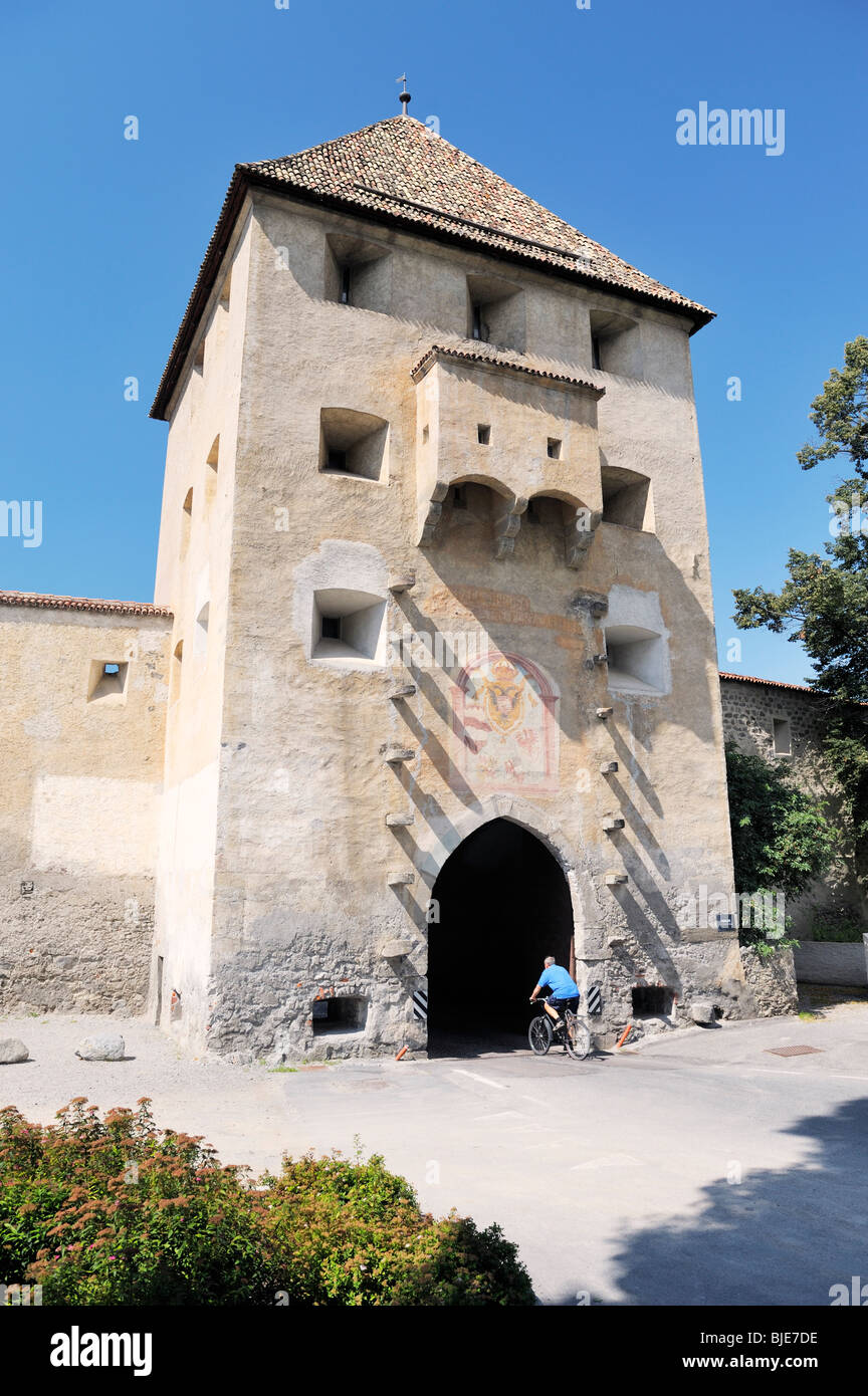 La porte est dans la ville médiévale fortifiée de Stadt Glurns dans le Val Venosta, Alpes Italiennes Banque D'Images