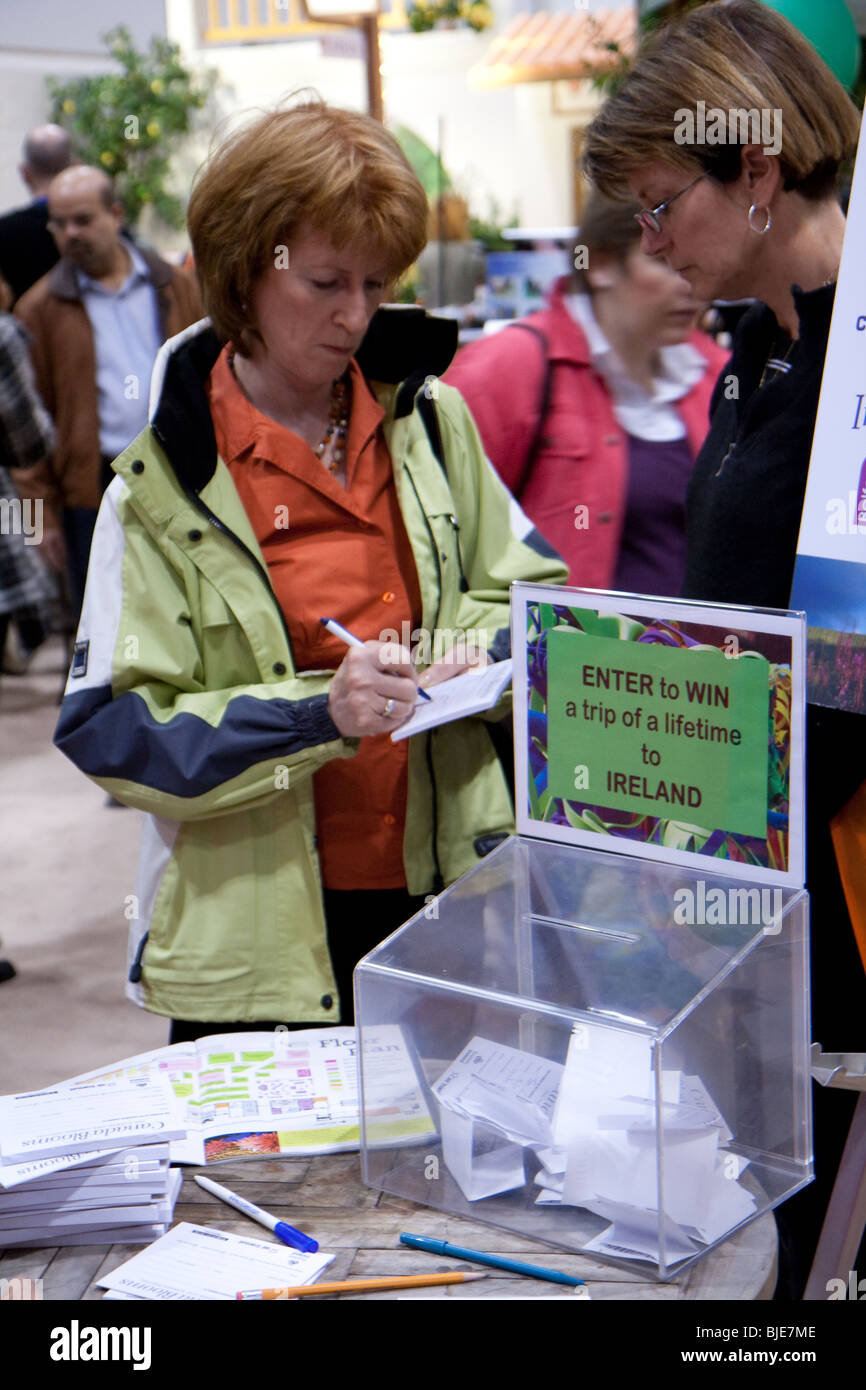 40s 50s Le Canada bloom draw remplir flower garden show senior dame Irlande voyage gagner gagner femme signe Banque D'Images