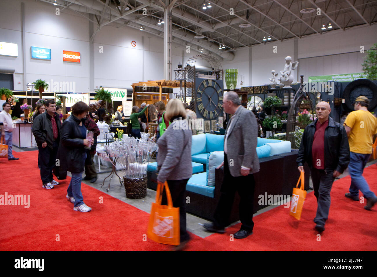 Canada événement foule bleu fleur jardin fleurs shoppers personnes montrent canapé Banque D'Images