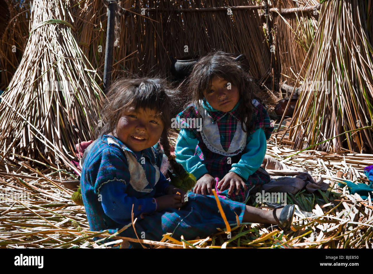 Sur les îles flottantes Uros, les enfants jouant dans les roseaux , Puno, Altiplano, Lac Titicaca, la rivière Desaguadero, le Pérou, Amérique du Sud Banque D'Images