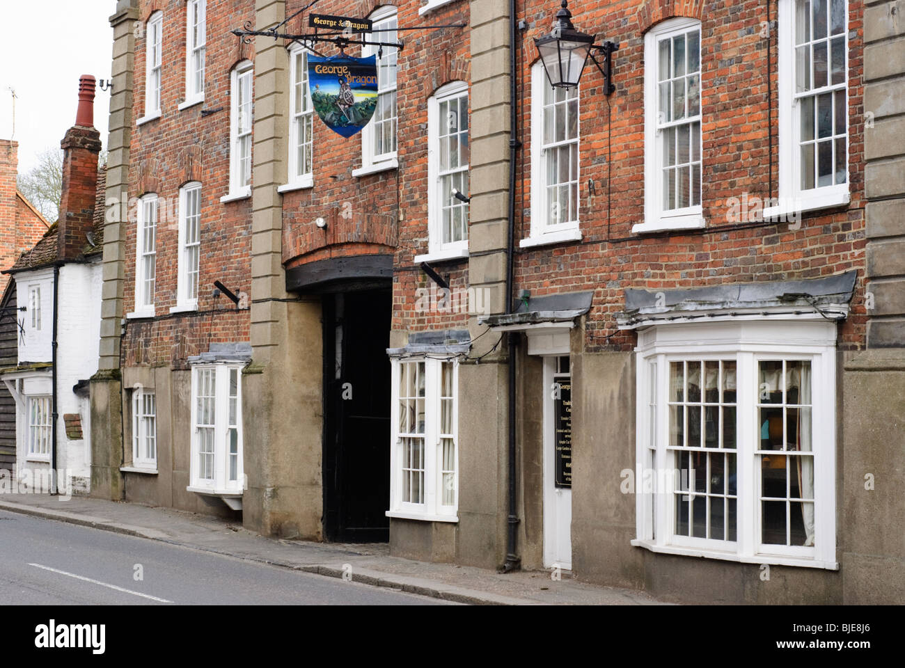 Le quartier historique de George and Dragon pub à West Wycombe, Buckinghamshire, Angleterre, Royaume-Uni, Europe. Banque D'Images