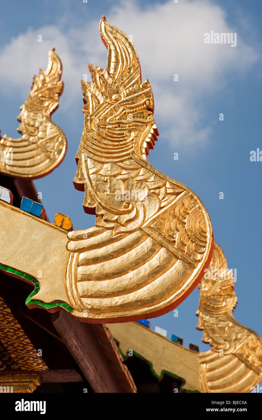 Détail de toit temple Wat Duang Di, Chiang Mai, Thaïlande. Banque D'Images