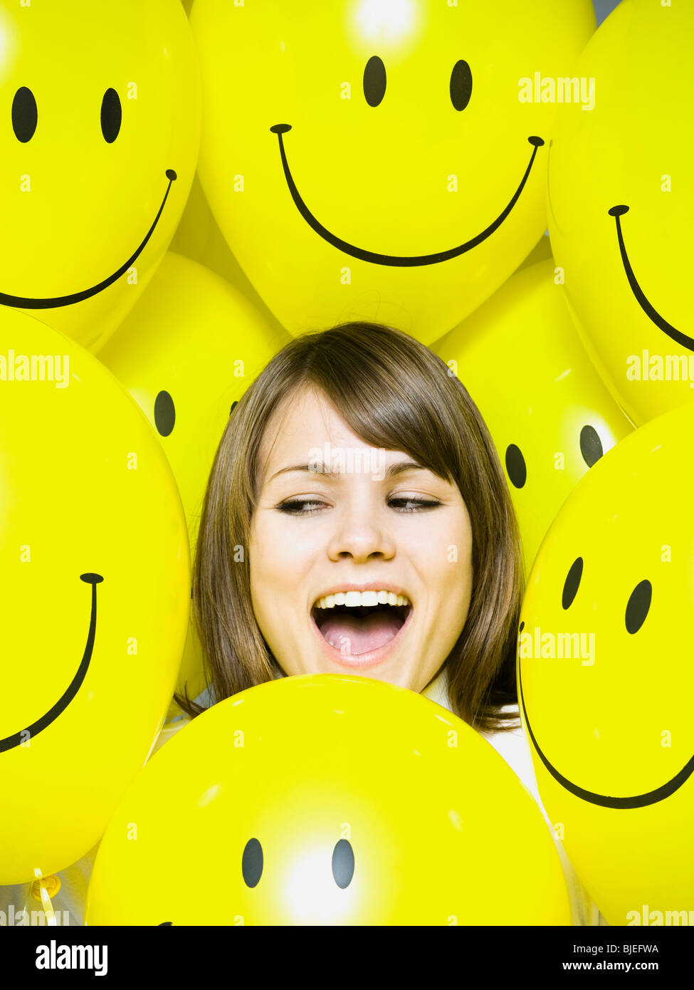 Femme avec des ballons smiley Banque D'Images