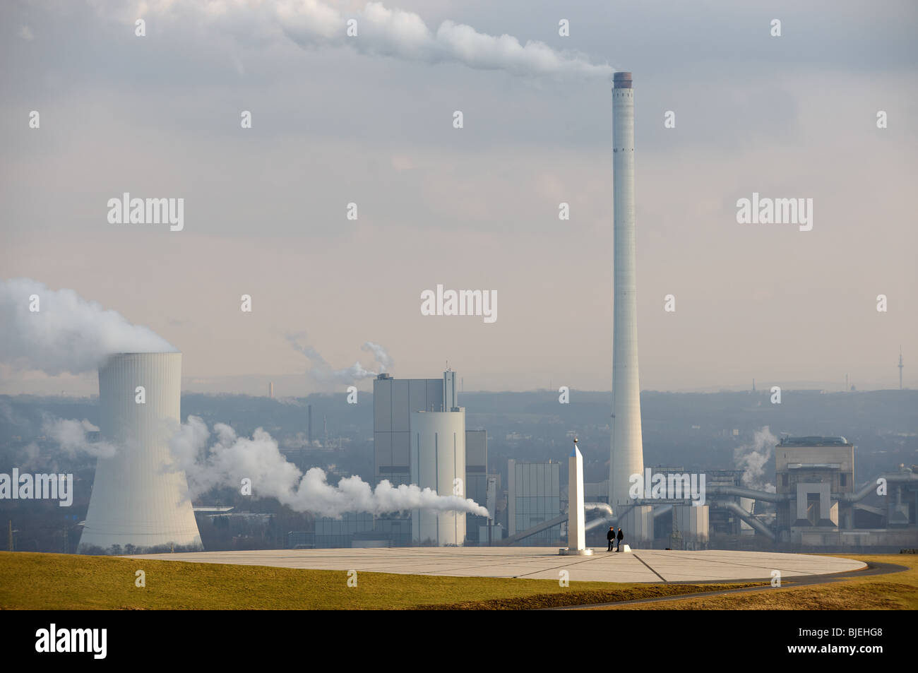 Cadran solaire moderne au sommet d'un terril de charbon désaffectées Banque D'Images