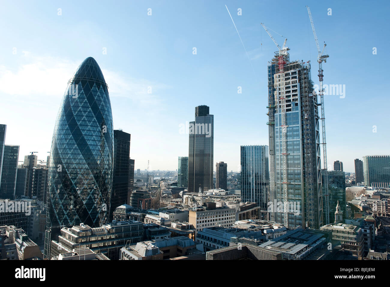 La ville de Londres avec vue sur le Gherkin et Nat West Tower et de nouvelle construction, travaux en cours Banque D'Images