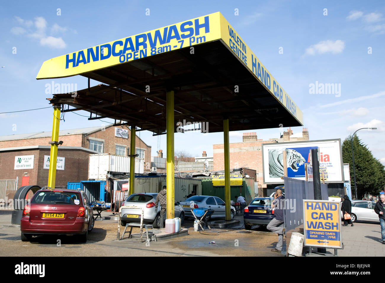 Lavage de voiture à la main, Brixton, dans le sud de Londres Banque D'Images