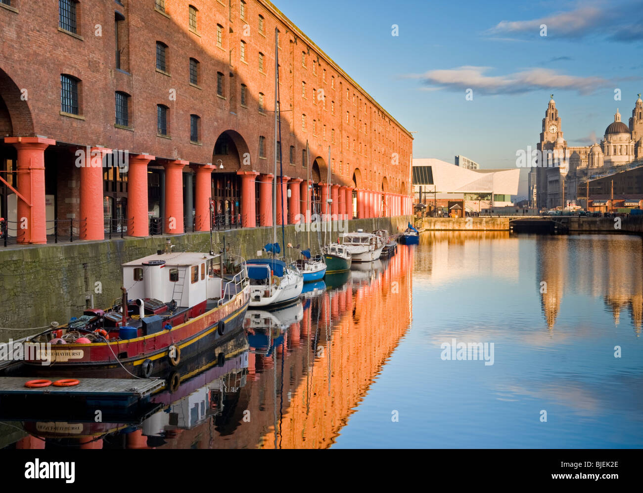 L'Albert Dock avec les Trois Grâces dans l'arrière-plan, Liverpool, Merseyside, England, UK Banque D'Images