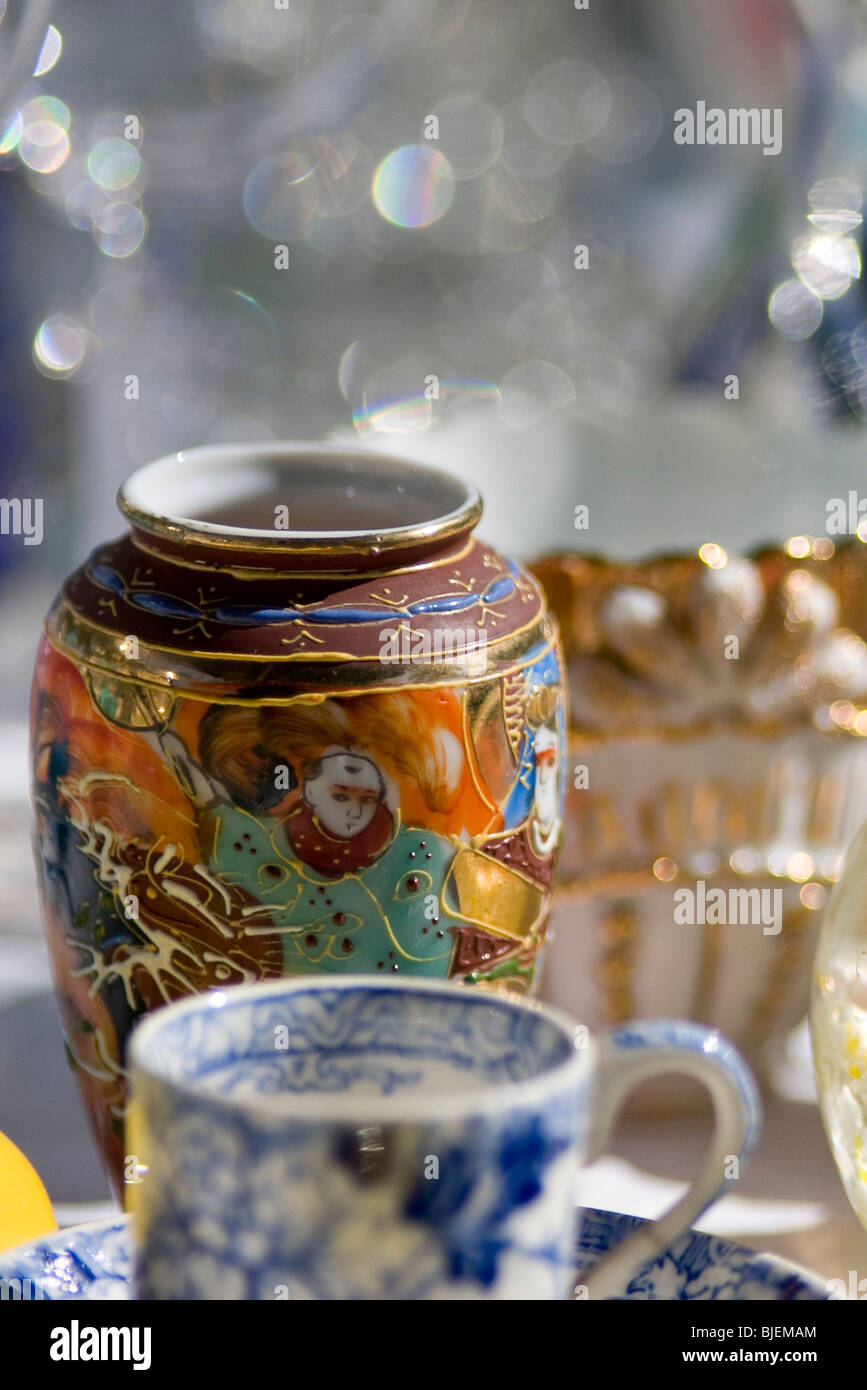 Tasse à thé en porcelaine et vase à fleurs, close-up Banque D'Images