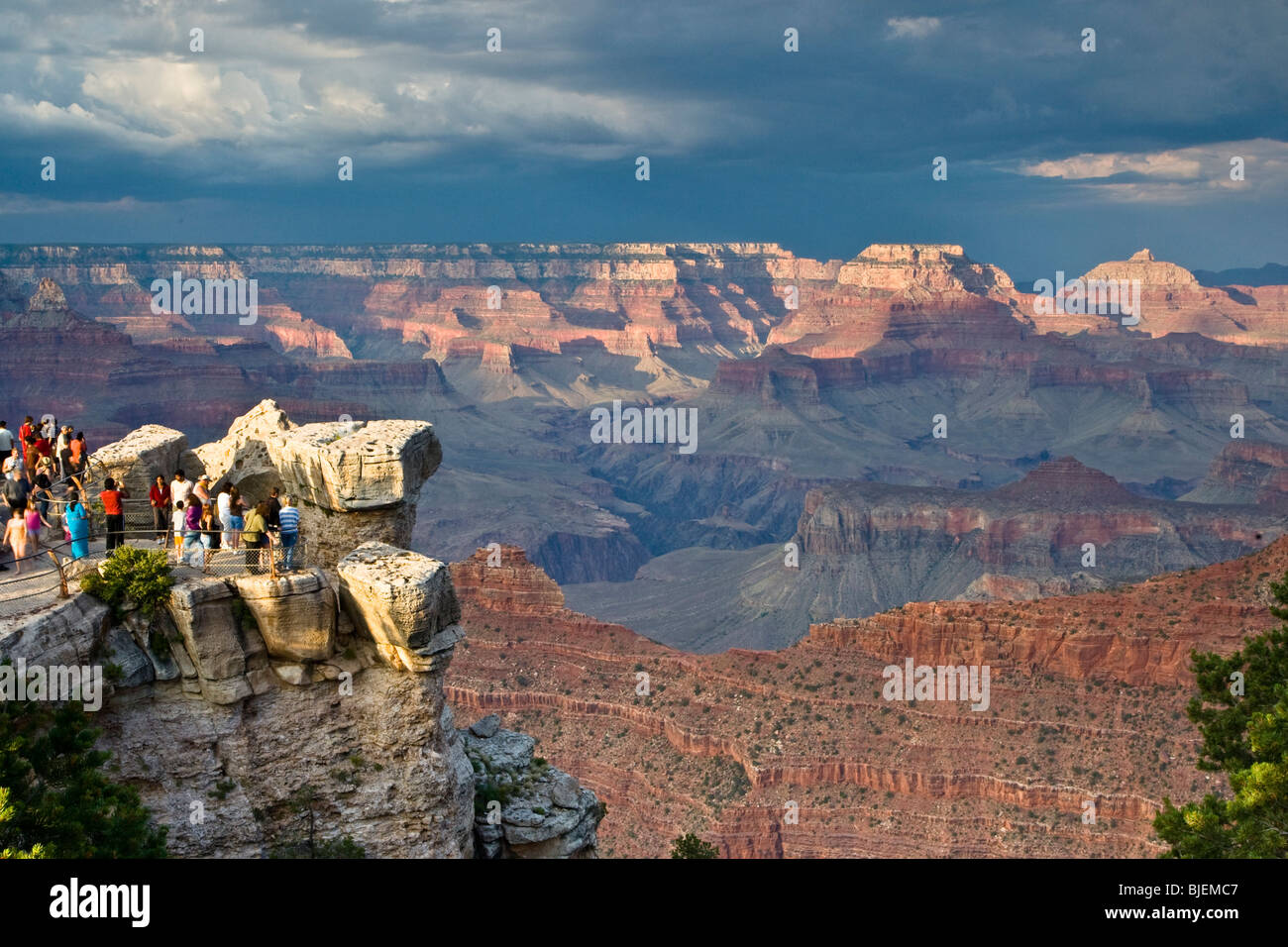 Les touristes à un point d'observation, Grand Canyon, South Rim, Arizona, Etats-Unis, high angle view Banque D'Images