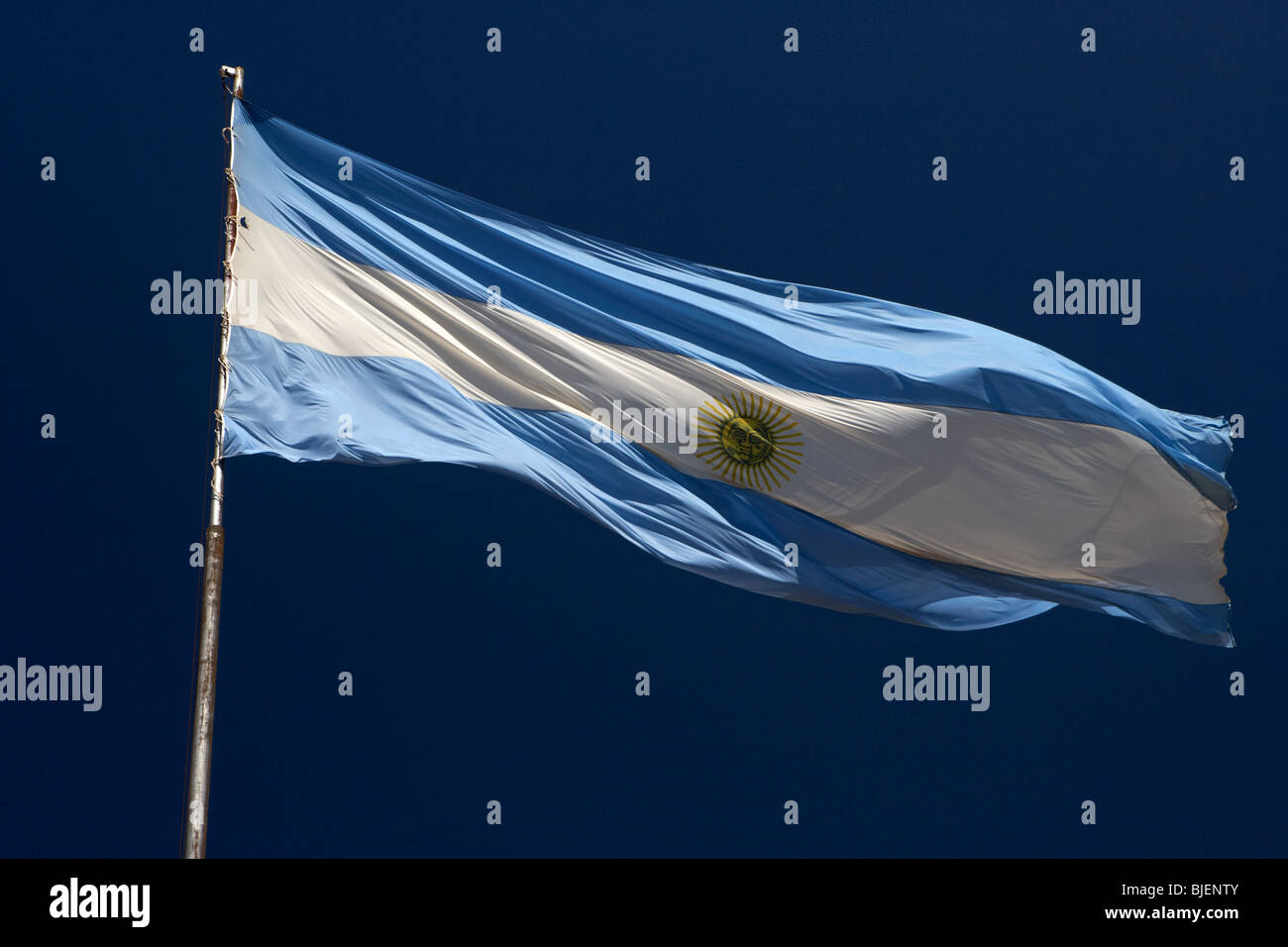 Grand drapeau argentin au vent contre un ciel bleu république d'argentine, d'Amérique du Sud Banque D'Images