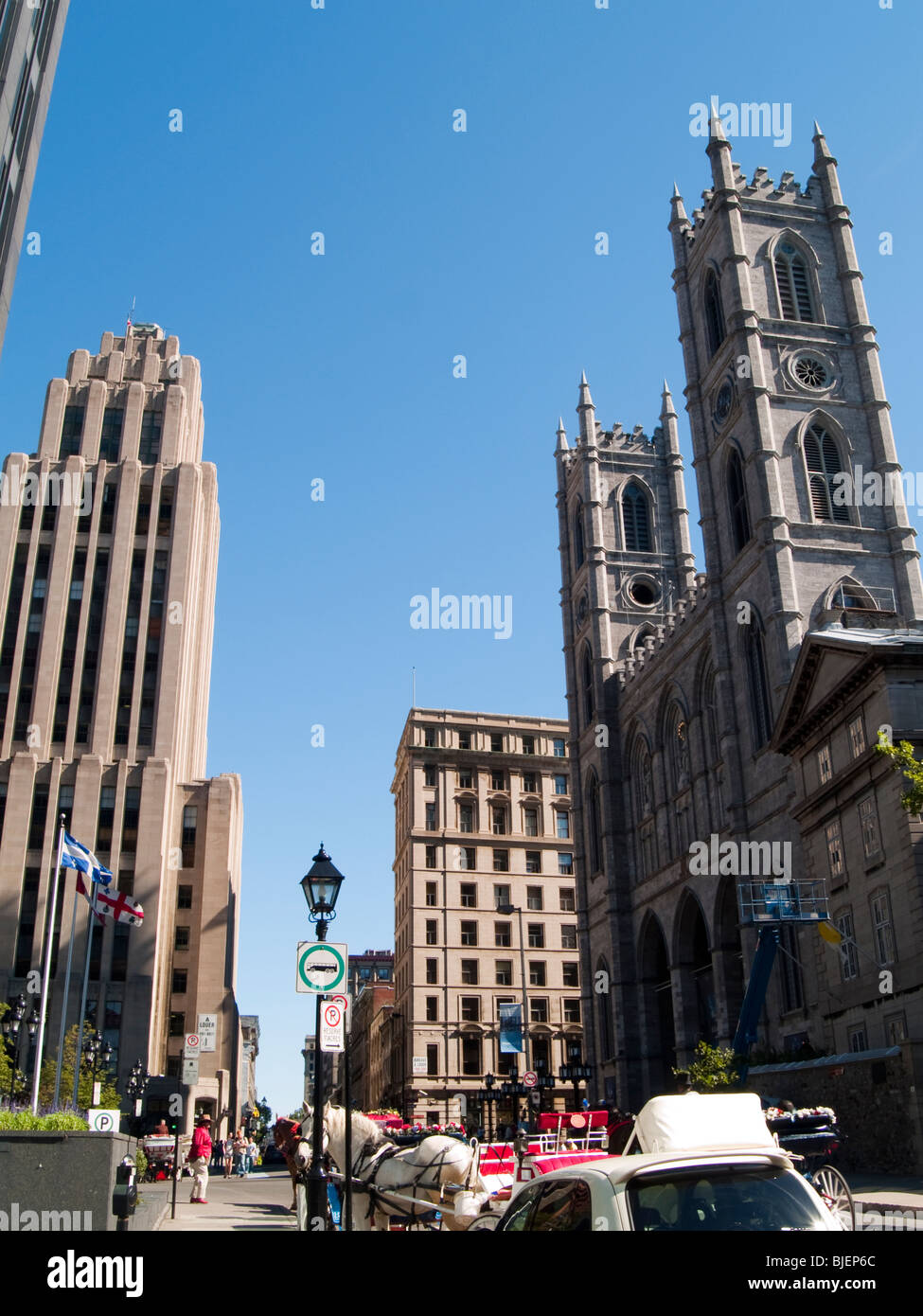 Une vue sur la Rue Notre Dame à la Basilique Notre Dame de Montréal dans le Vieux Ville, Québec Canada Banque D'Images