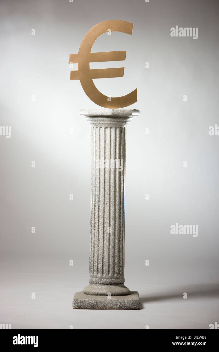 Symbole de l'euro sur un piédestal Banque D'Images