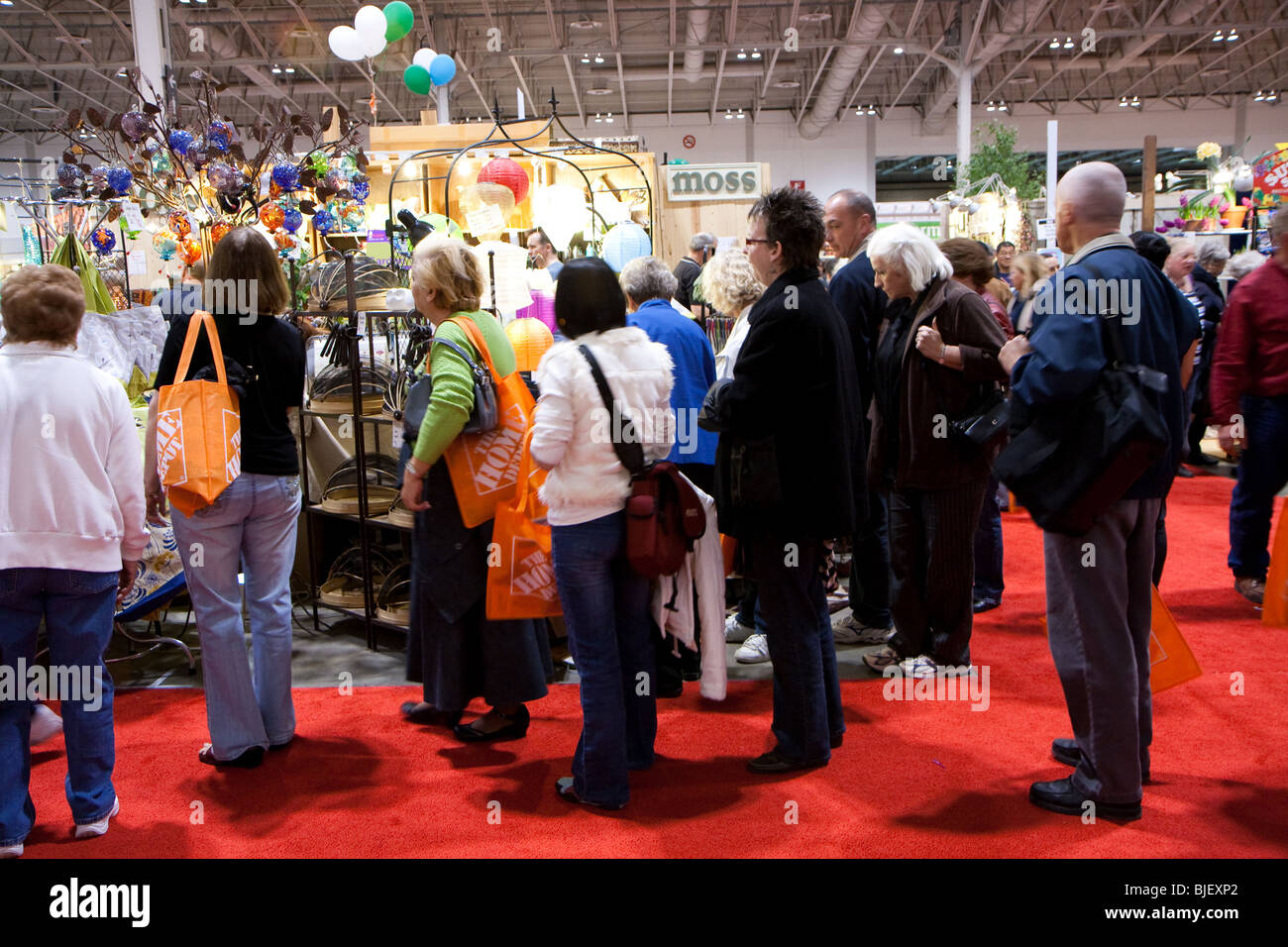 Canada événement occupé bloom jardin fleuri lineup vieux senior retraité shoppers show Banque D'Images