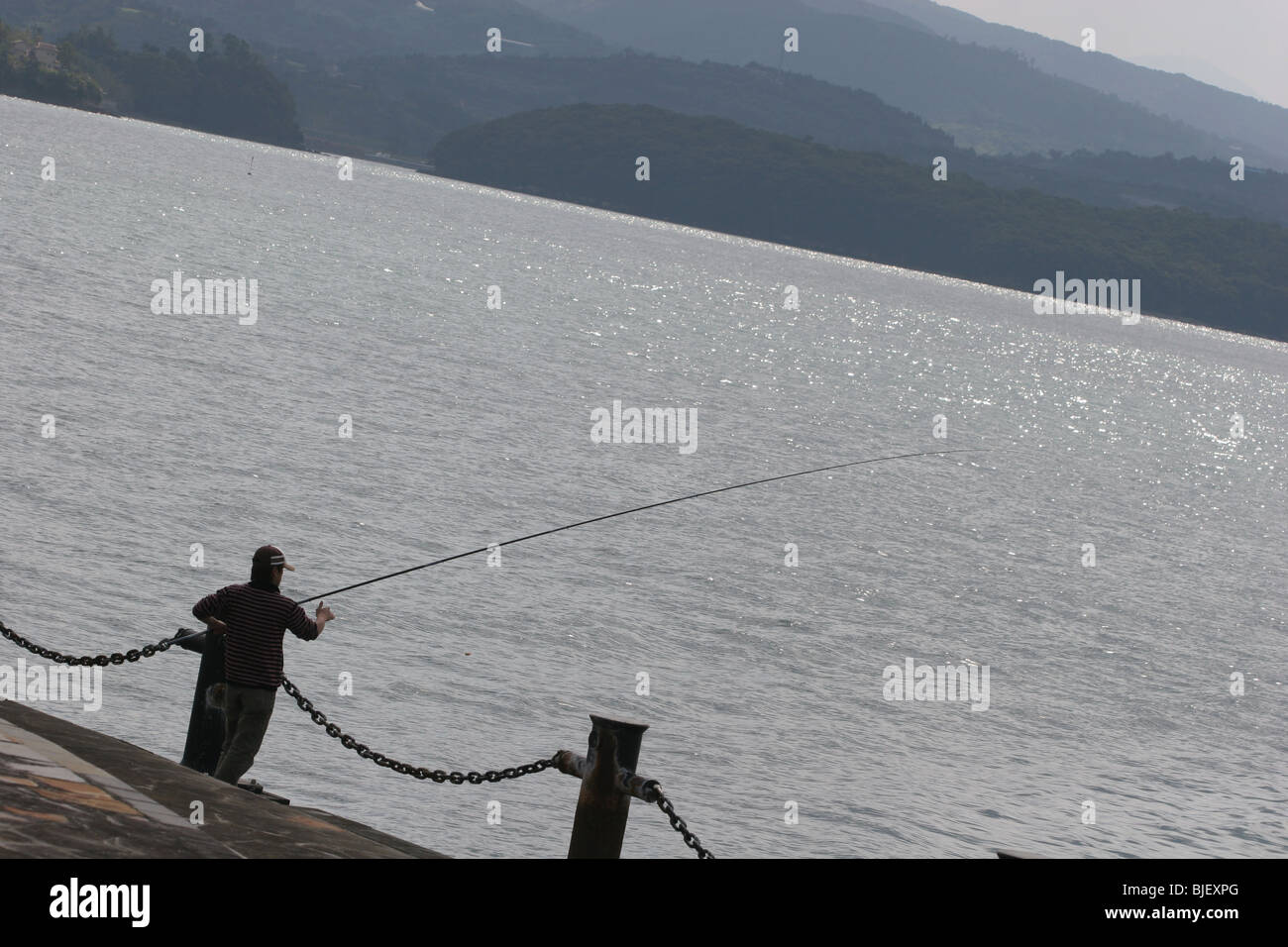 La pêche dans la baie de Minamata, autrefois célèbre comme le lieu de l'intoxication mortelle maladie de Minamata, au Japon. Banque D'Images
