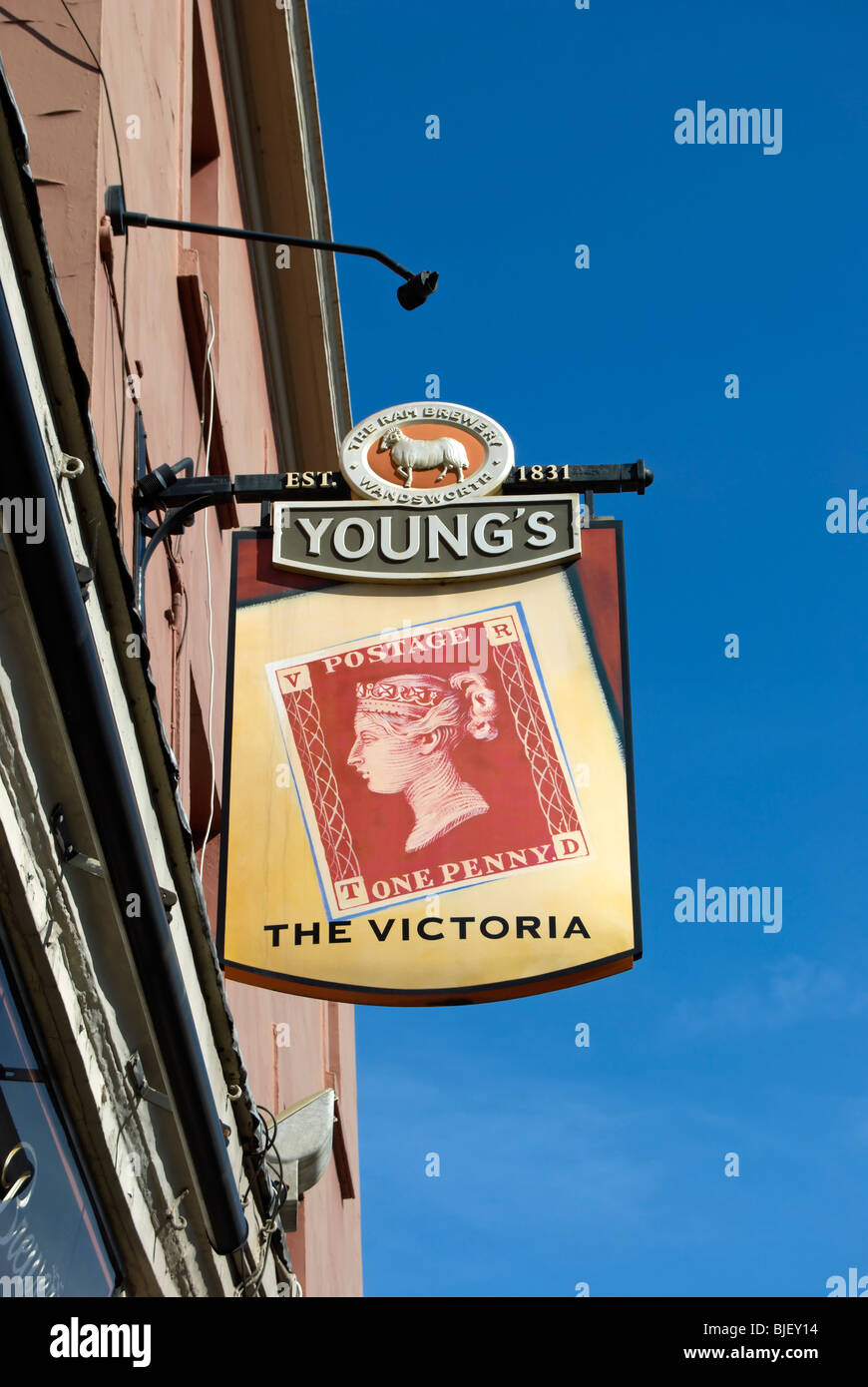 Signer pour le victoria pub, à l'aide d'image du timbre de l'époque victorienne, à Surbiton, Surrey, Angleterre Banque D'Images