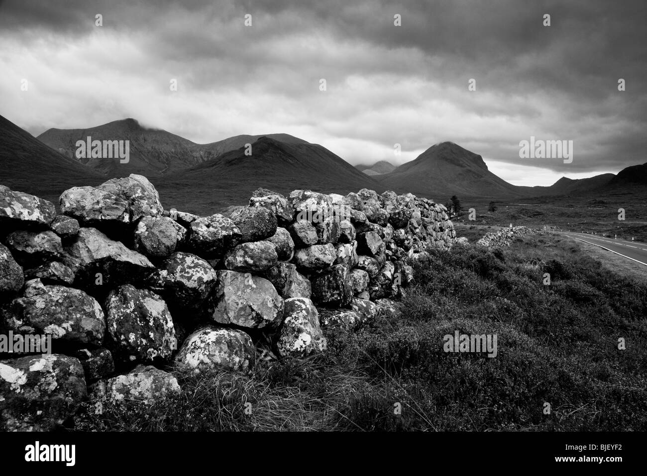 Mur de pierres sèches et les montagnes Cuillin, Sligachan, île de Skye, Écosse Banque D'Images