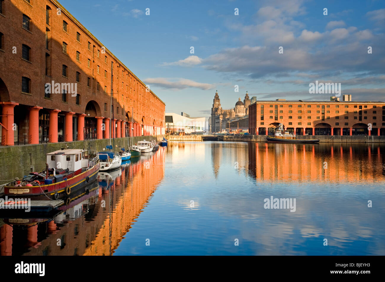 L'Albert Dock avec les Trois Grâces dans l'arrière-plan, Liverpool, Merseyside, England, UK Banque D'Images