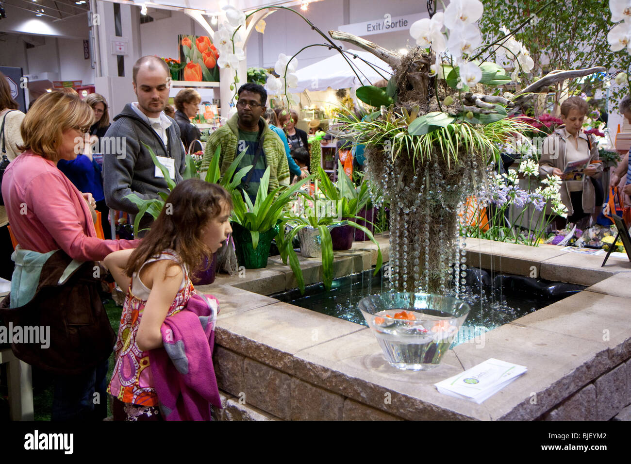 Jardin fontaine eau famille maman fille choc homme shopper Banque D'Images