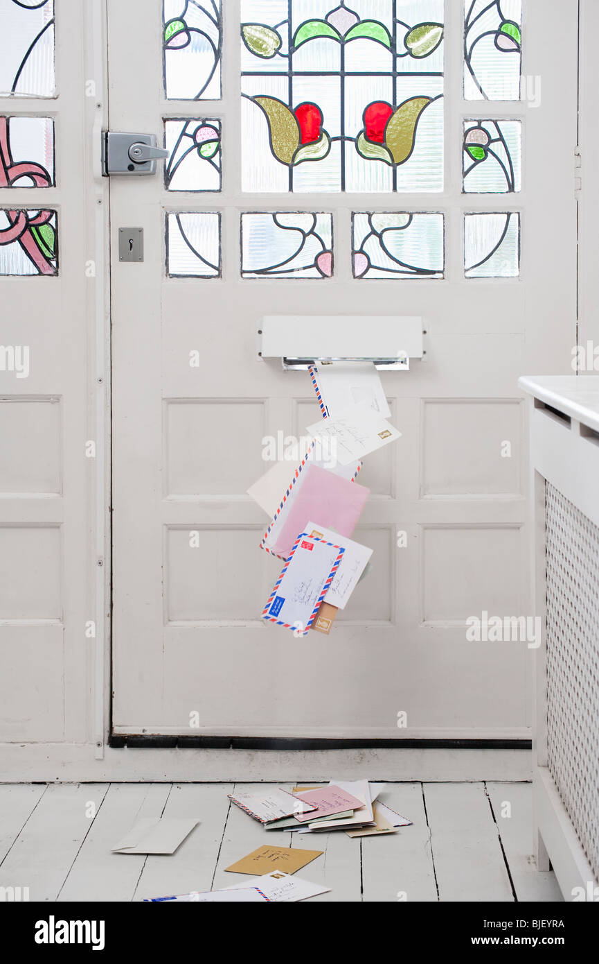 Lettres posté par porte avant en verre teinté Banque D'Images