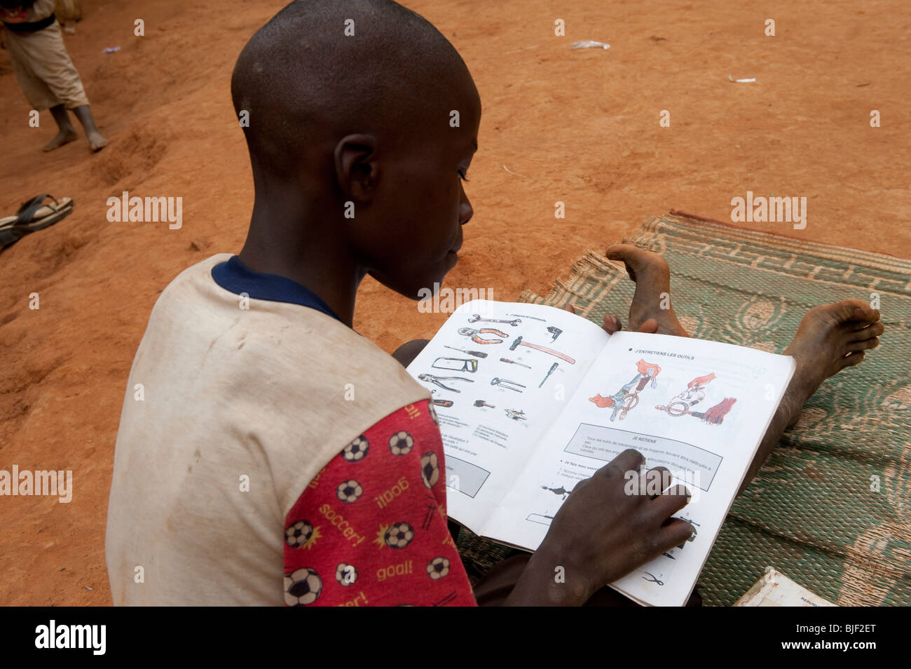 L'éducation de l'enfant de la lecture du livre à la maison. Le Rwanda Banque D'Images