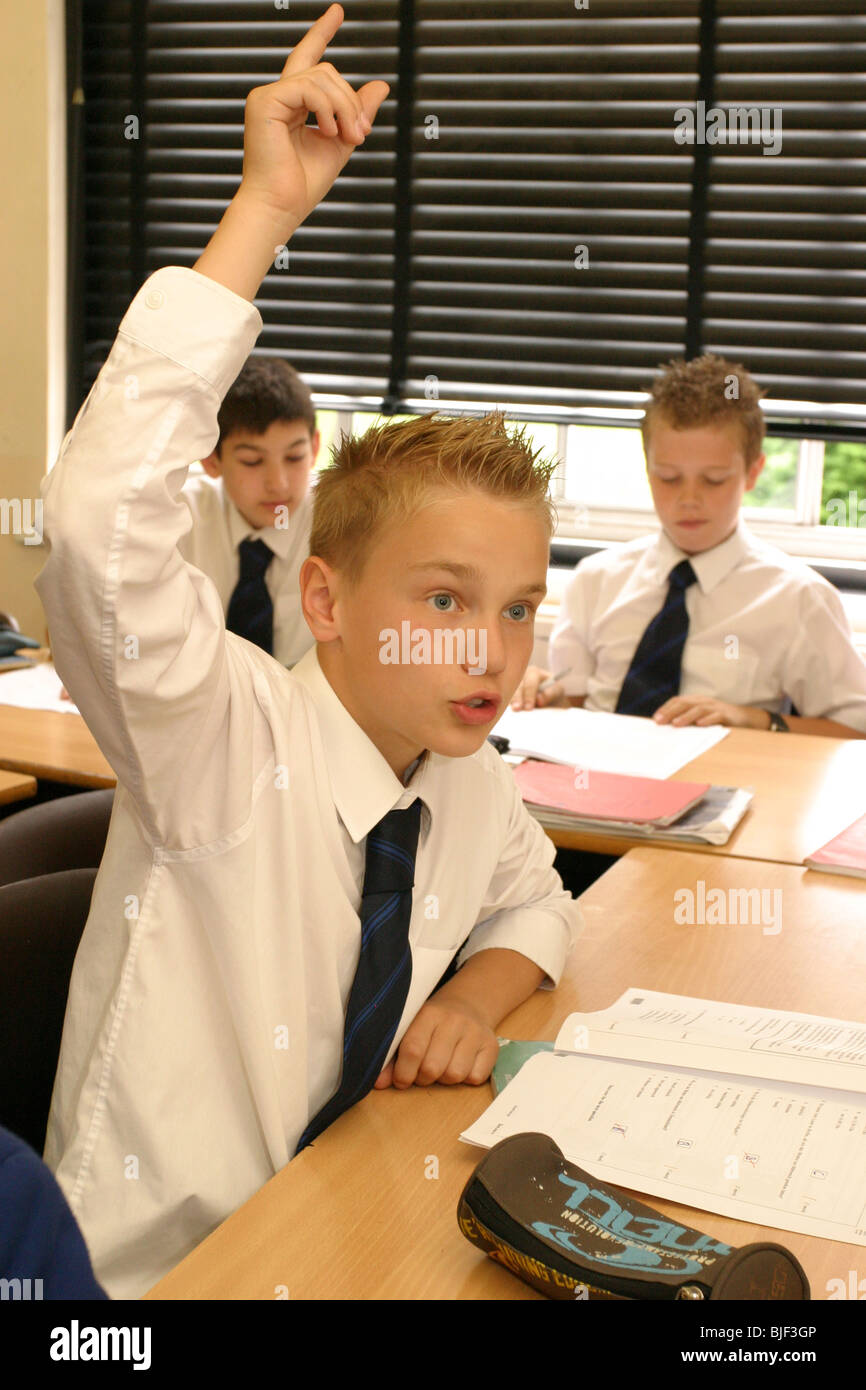 Eleve De L Ecole Secondaire Levant La Main Pour Poser Ou Repondre A Une Question En Classe Photo Stock Alamy