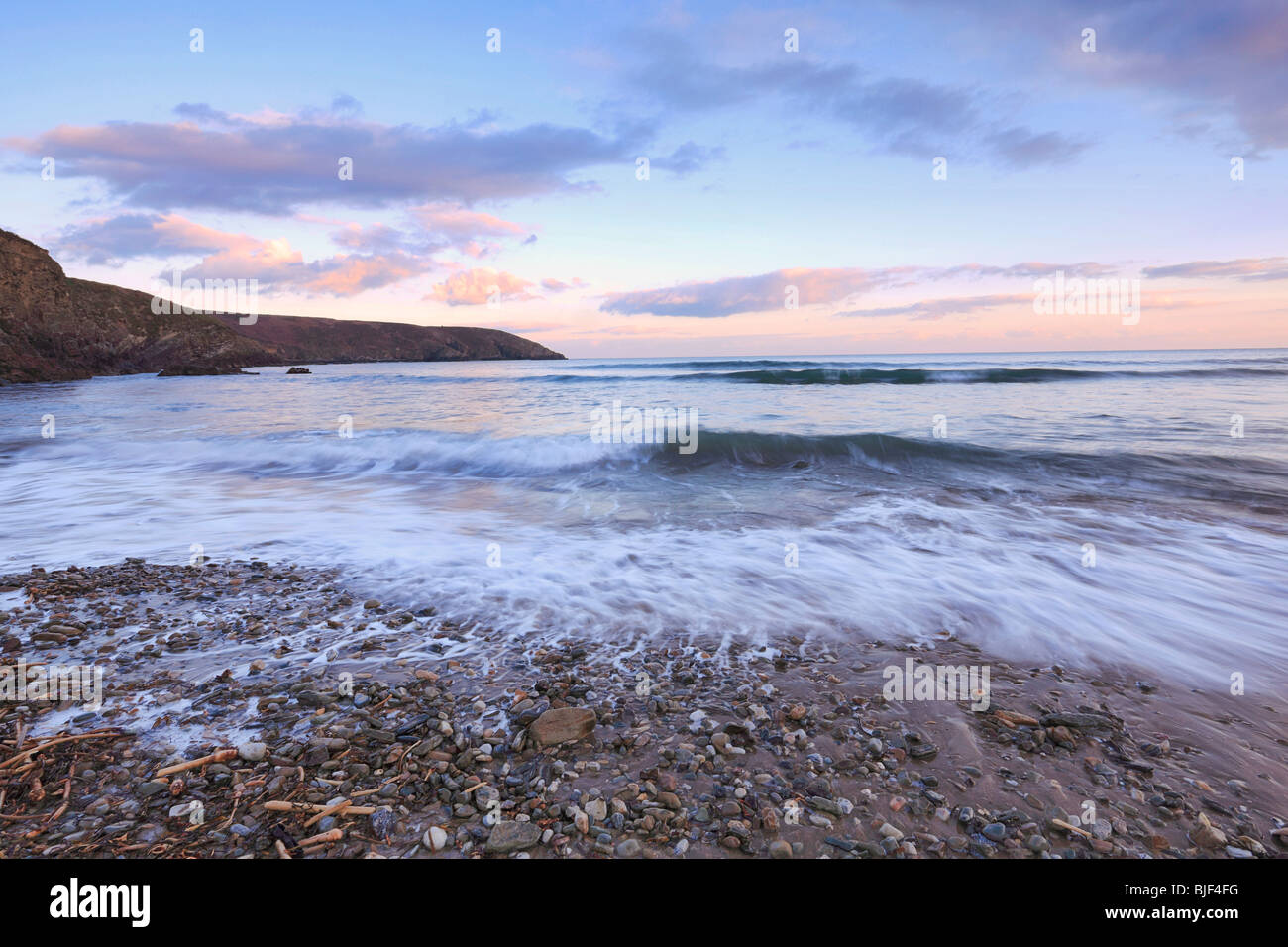 Searods les roches et le sable lavé à terre sur la côte sud de l'Irlande Banque D'Images