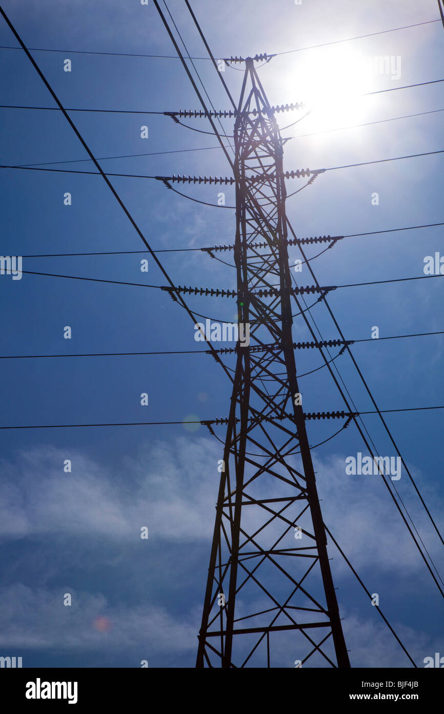 Trenton, Michigan - une tour de transmission de l'électricité haute tension. Banque D'Images
