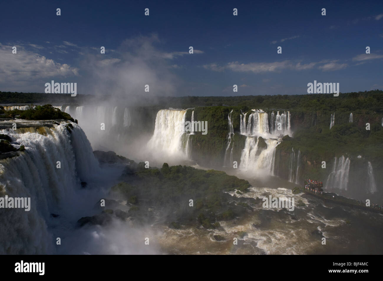 L'eau s'écoule plus d'Iguazu avec les touristes sur la plate-forme passerelle Parc National Iguaçu côté brésilien, Parana, Brésil, Banque D'Images