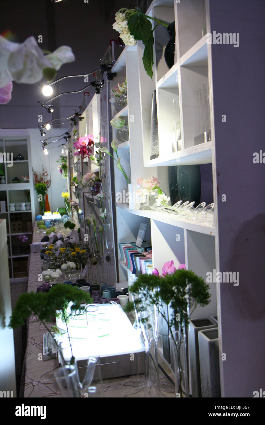 Présentoir vase à fleurs blanc lumière shop store Banque D'Images