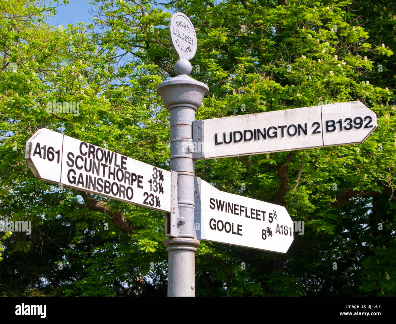 Panneau de signalisation Fingerpost sur une vieille route près d'Eastoft, North Lincolnshire. Ancien panneau routier UK. Banque D'Images