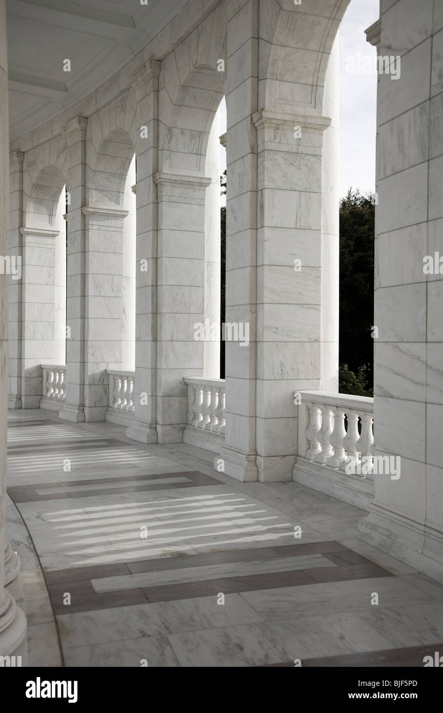 Des colonnes de marbre à l'amphithéâtre du Souvenir au Cimetière National d'Arlington, à Washington DC, USA Banque D'Images