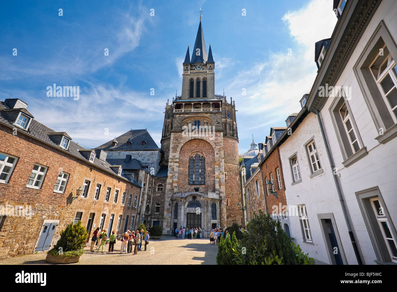 La cathédrale Dom Aachen, Aix-la-Chapelle, Allemagne (savez également comme Aix-la-Chapelle), avec les touristes à l'extérieur de l'entrée Banque D'Images