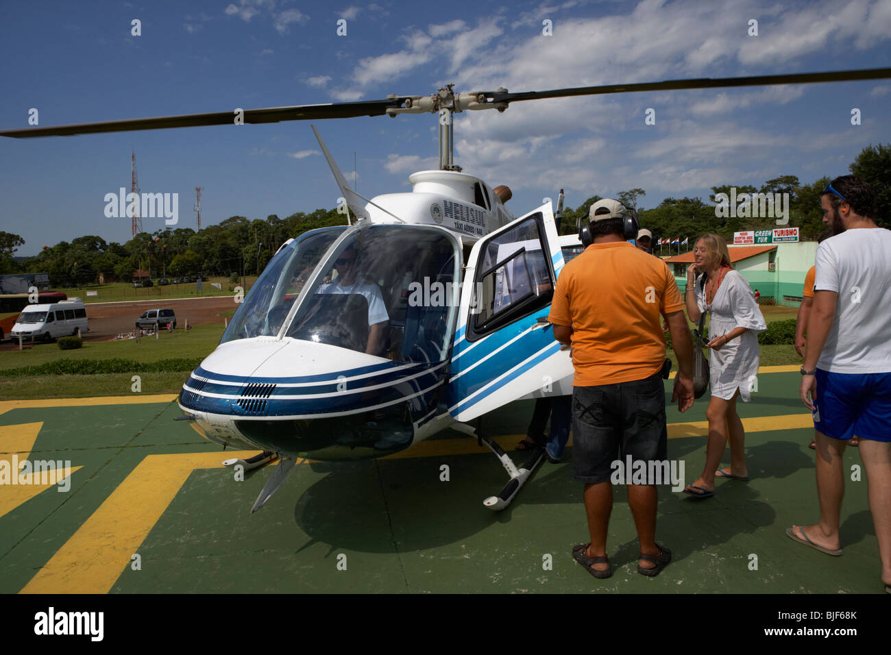 L'embarquement des touristes helisul voyage touristique en hélicoptère au-dessus du parc national iguaçu Paraná, Brésil, Amérique du Sud, Banque D'Images