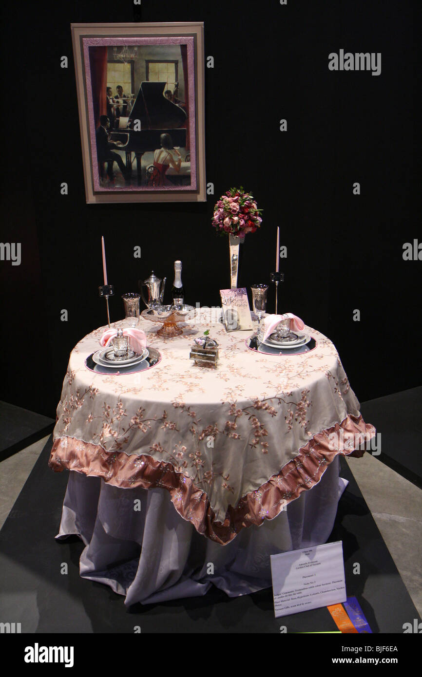 Bougie de luxe élégance argenterie serviette plate glass Vase rose dîner noir décoration fleurs lumineuses rouge foncé set de table Banque D'Images