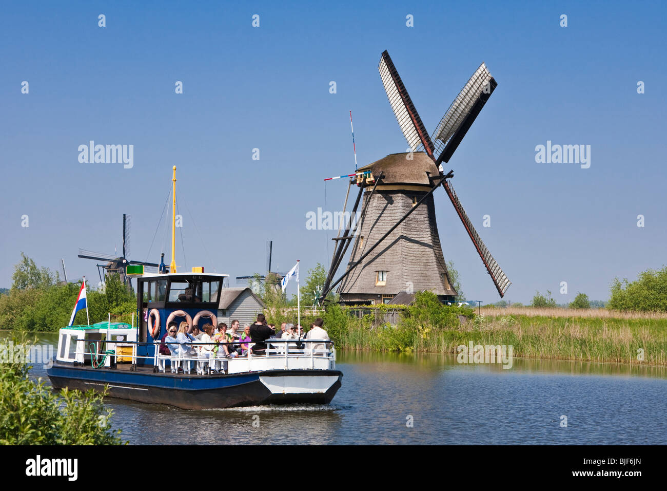 Kinderdijk, la Hollande, les Pays-Bas avec des personnes sur un voyage en bateau Banque D'Images