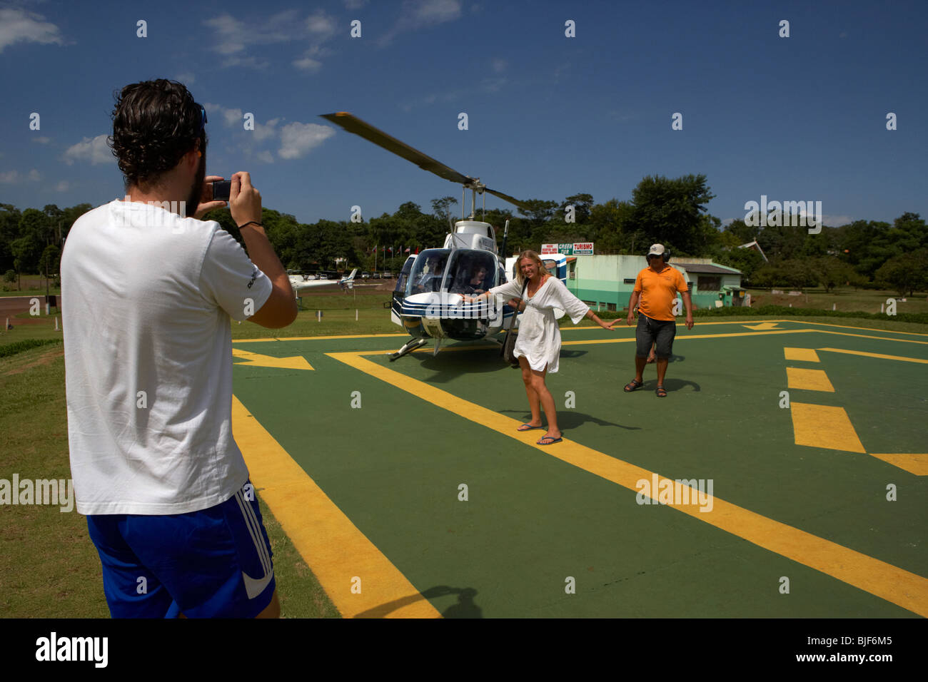 Les touristes prenant des photos sur helisul voyage touristique en hélicoptère au-dessus du parc national iguaçu Paraná, Brésil, Amérique du Sud, Banque D'Images